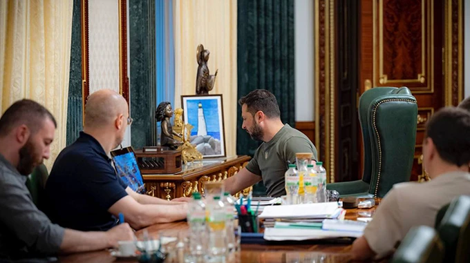 Залужний доповів Зеленському про події на фронті: Напружені операції