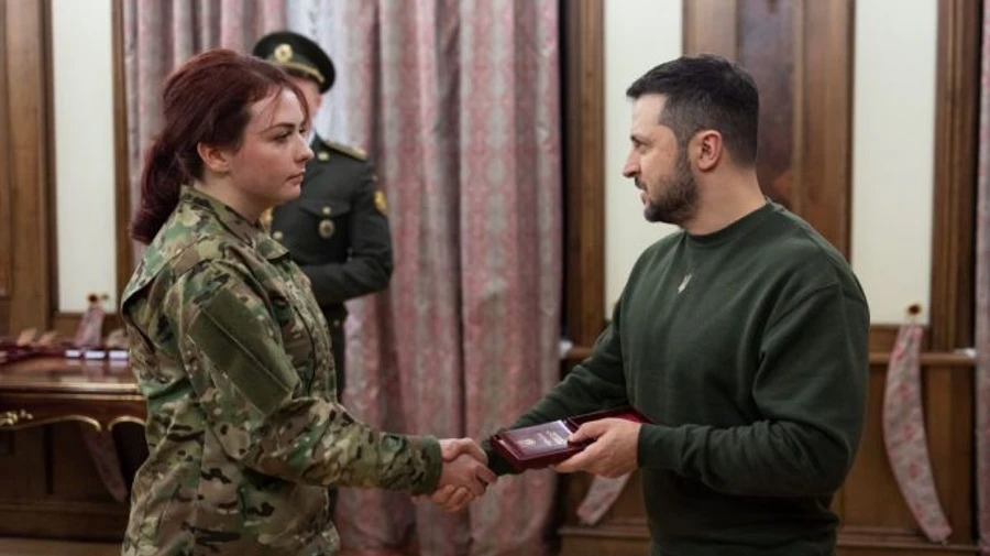 Zelenskyy awards those released from Russian captivity