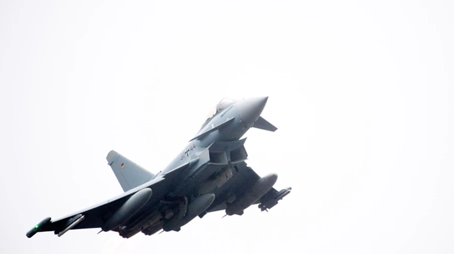 Британия второй день подряд поднимает истребители из-за, вероятно, военных самолетов РФ