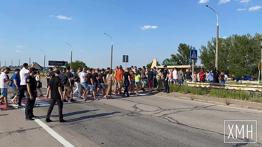 На Херсонщине работники ночных клубов таки перекрывали мост