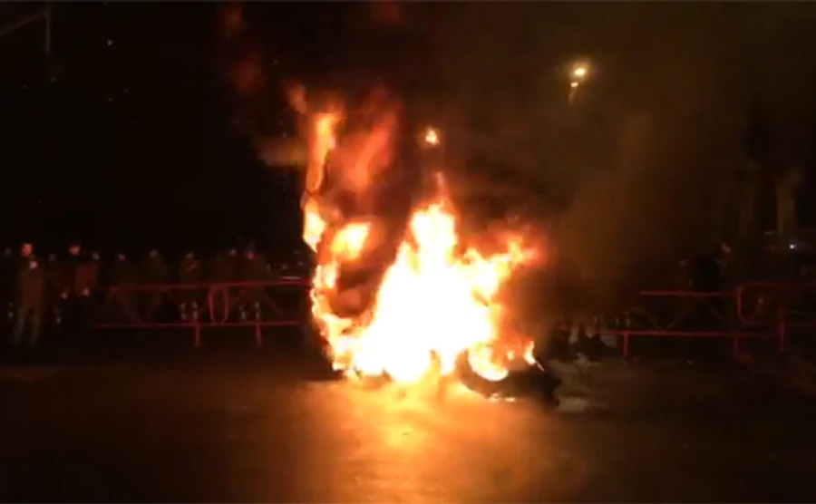 Під Адміністрацією президента підпалили шини