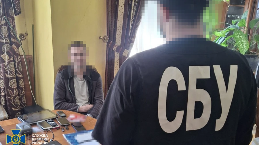 На оборонному заводі затримали крота: зливав дані через батька в РФ
