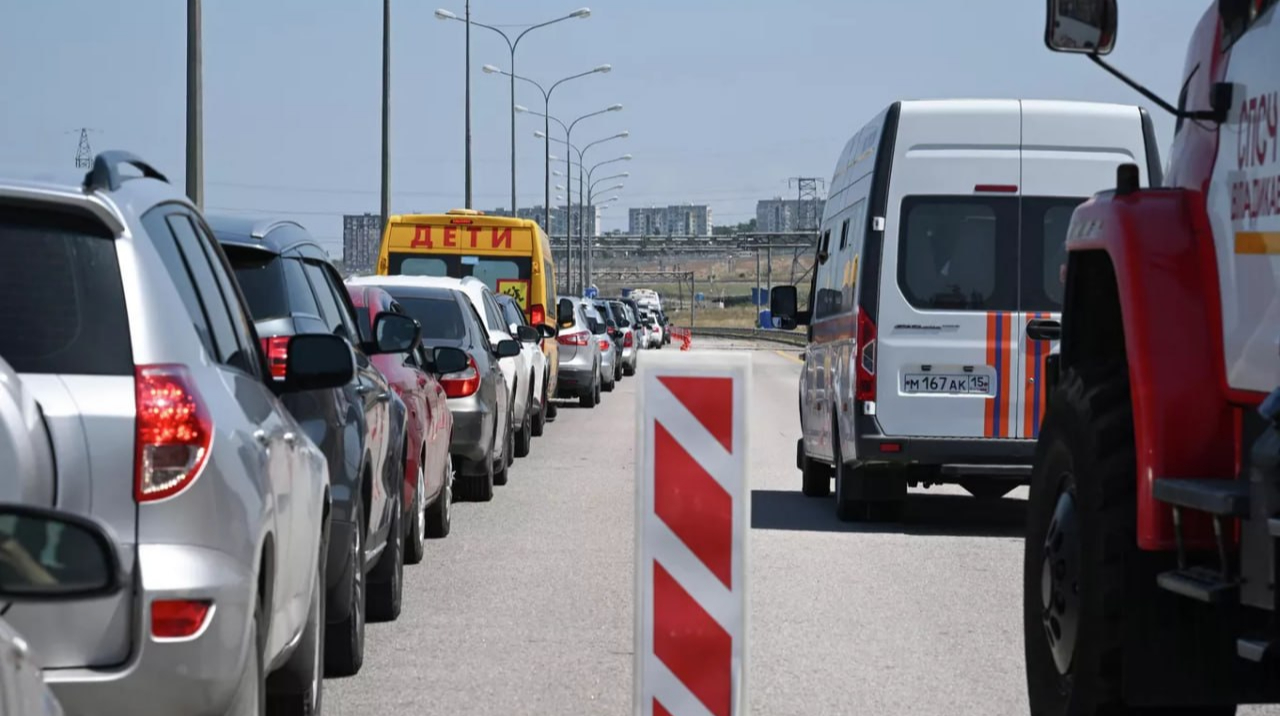 Kerch Bridge closed overnight: 2,500 vehicles waiting to cross