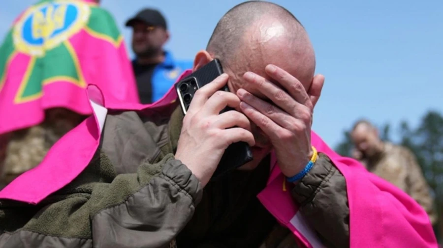 Ukraine brings back officers in emotional prisoner exchange on 14 June – video