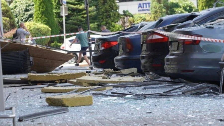 В Днепре показали последствия утреннего удара россиян возле одного из ТЦ