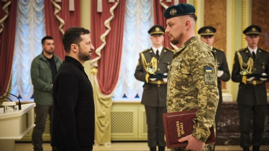Зеленський підвищив у званні трьох прикордонників і вручив орден Герою України