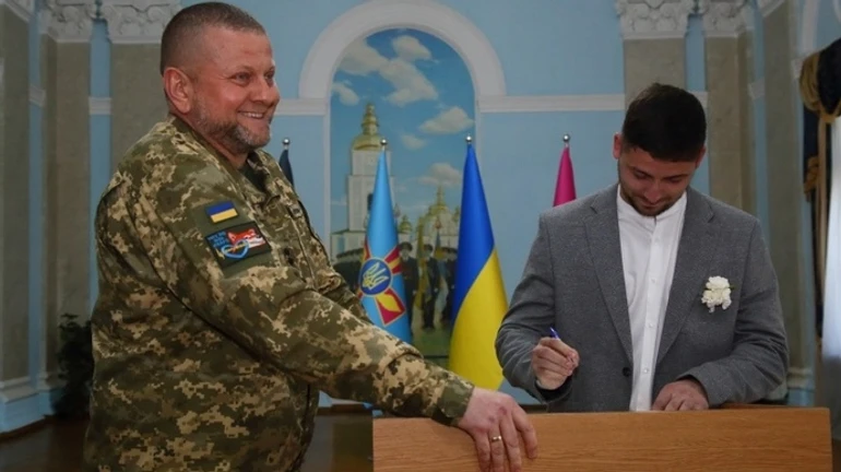 Залужный пришел на свадьбу к военному и расписал влюбленных