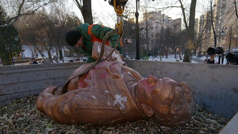 Минкульт разрешил демонтаж памятников Чкалову и Ватутину в Киеве: первого уже снесли