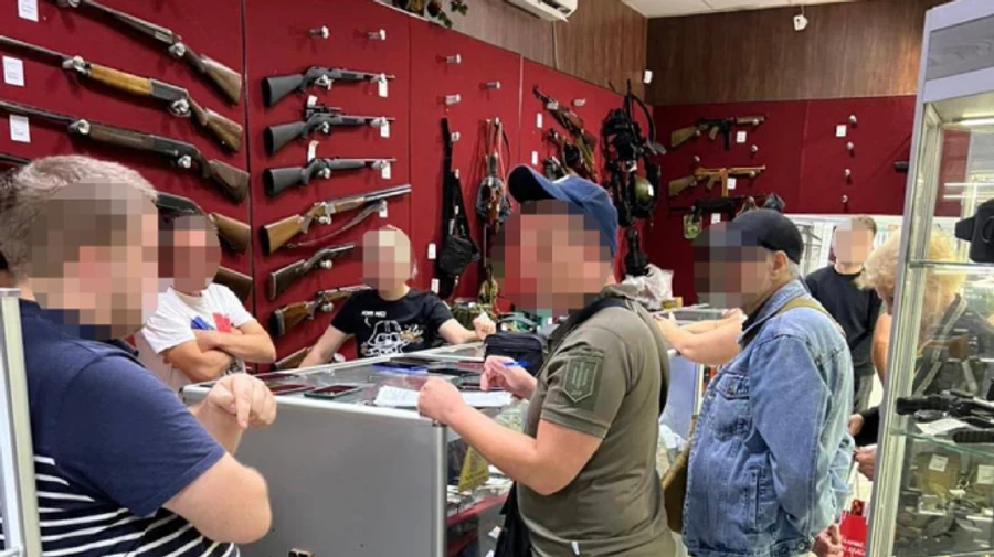 Відому мережу військових магазинів підозрюють у махінаціях із гуманітаркою: обшуки в Києві