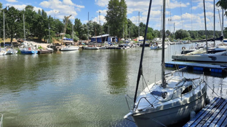 Лазурный берег Киева. Плавучие виллы, яхты, экстрим под парусами и вечеринки во время пандемии