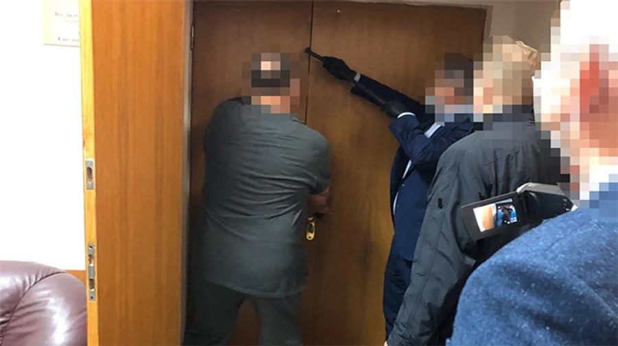 Збитки бюджету на 45 млн: ДБР провело 20 обшуків у податківців