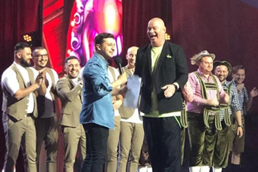 Зеленський завітав на вогник до колишніх колег з Кварталу і піднявся на сцену