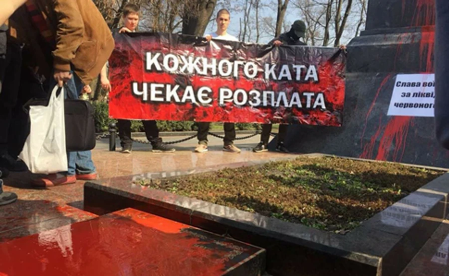 У ВР облили краской памятник Ватутину: там стычки  