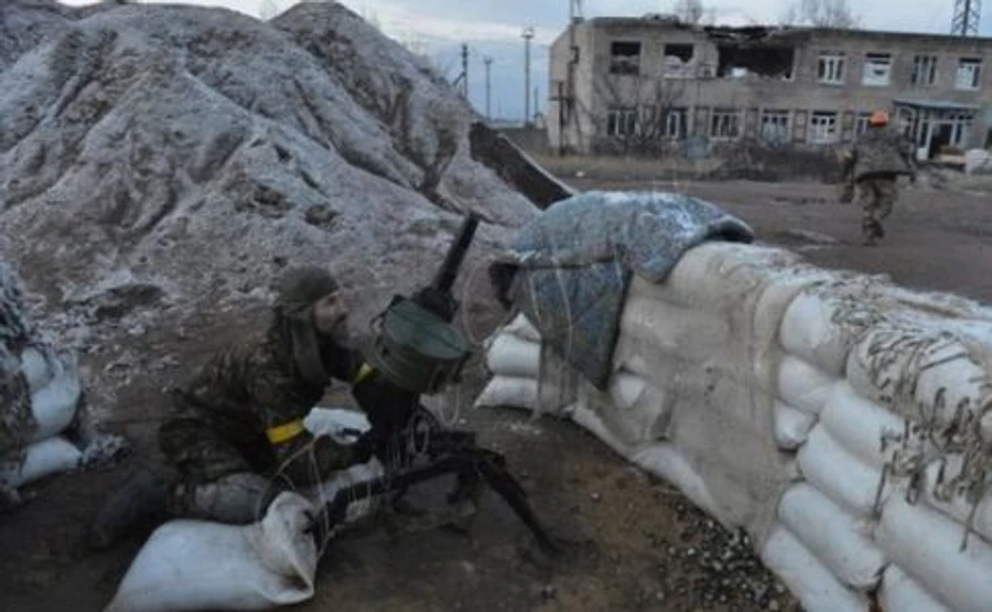 Авдіївку другу годину поспіль обстрілюють танки та міномети