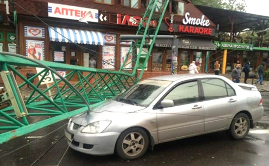 В Одесе шторм – падают деревья и краны, некоторые вузы не работают