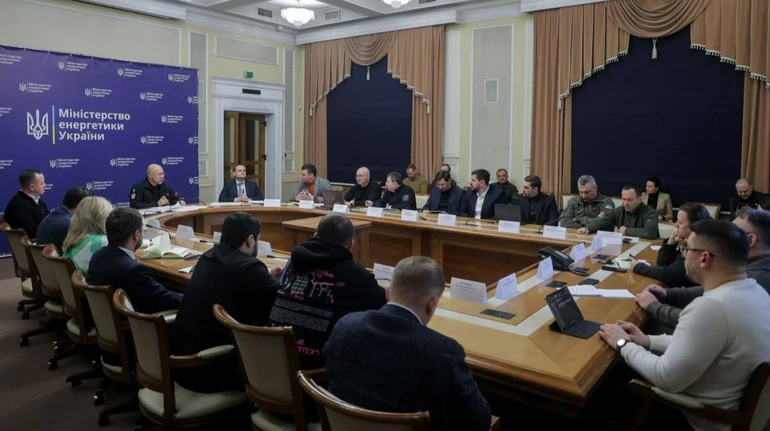 Шмыгаль: Количество бригад, работающих над возвращением света в Киеве, увеличат