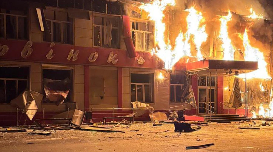 Ворог ударив по магазину на Харківщині: почалася пожежа, є потерпілі