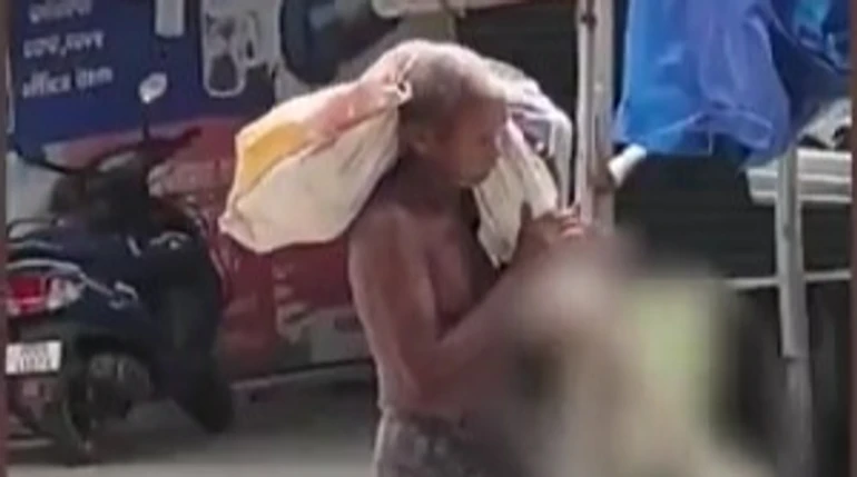 В Індії чоловік викопав і приніс до банку скелет сестри, щоб довести її смерть