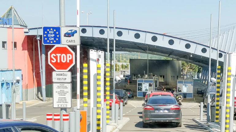 Slovakian hauliers block checkpoint on border with Ukraine