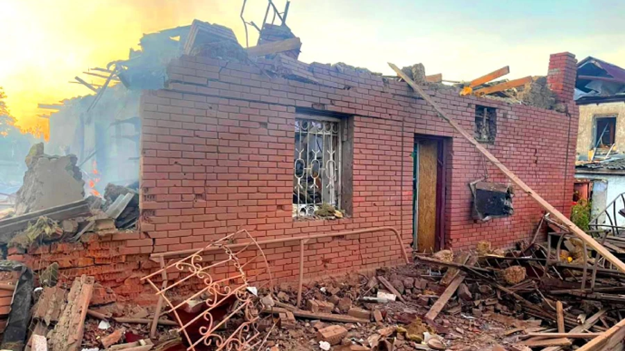 Emergency workers find body under rubble in Beryslav two days after Russian attack