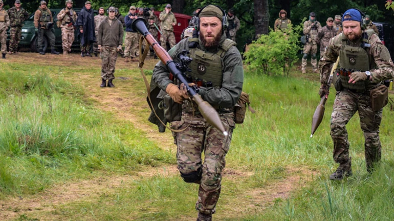 Не можу пити смузі, знаючи, що Україна стікає кров'ю. Як бійці Правого сектору опановують американську зброю