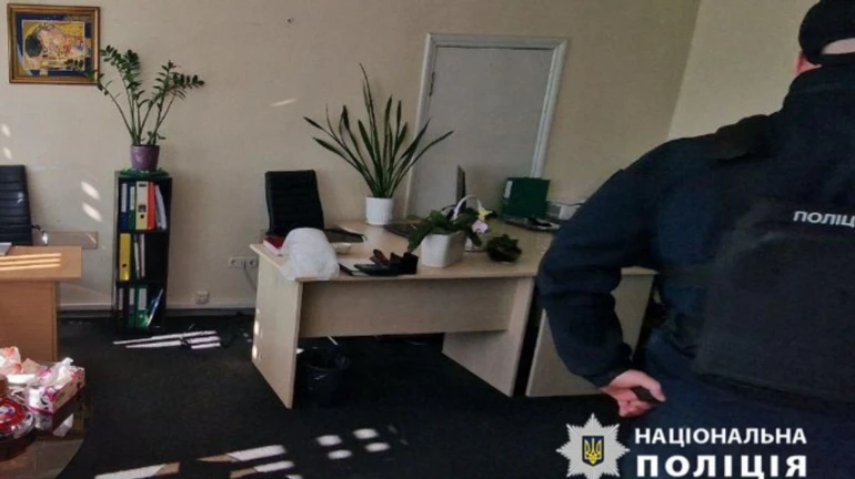 Поліція: Киянин влаштував стрілянину в офісі, а потім скочив з мосту 