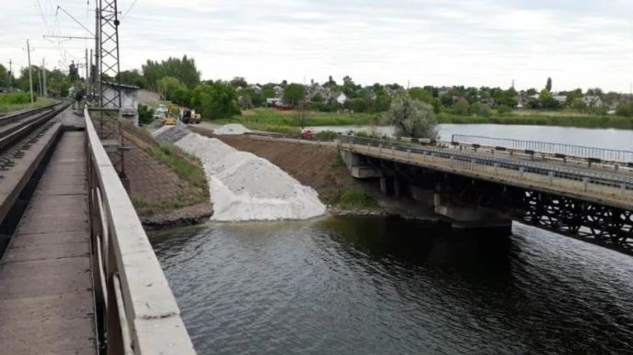Міст, який обвалився під час пресконференції Зеленського, поки замінять понтонним