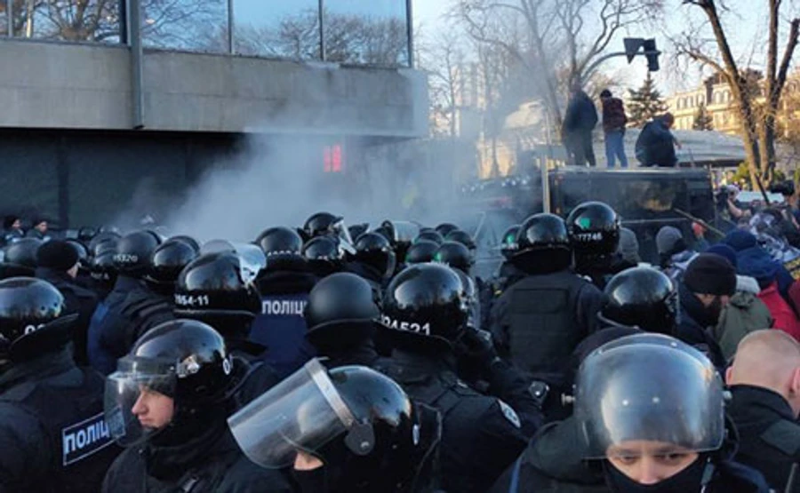 Сутички під Радою: двоє поліцейських потрапили до лікарні