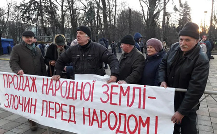 Под Радой проходит сразу четыре митинга