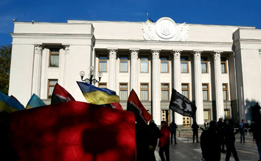 Під Радою збираються націоналісти: до Слуги народу прийде Зеленський 