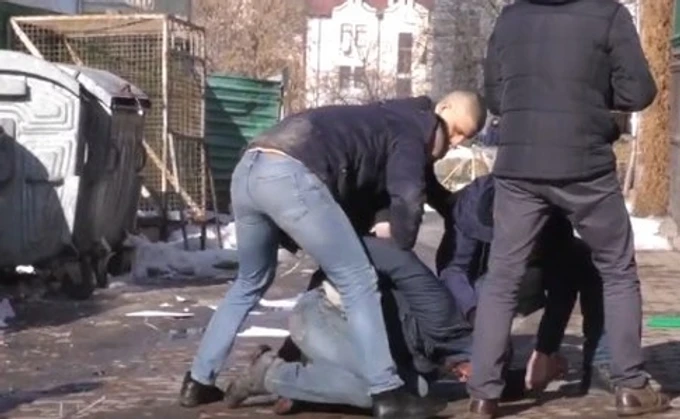 Мужчина обстрелял радиостанцию ​​в Калуше и ножом ранил патрульного