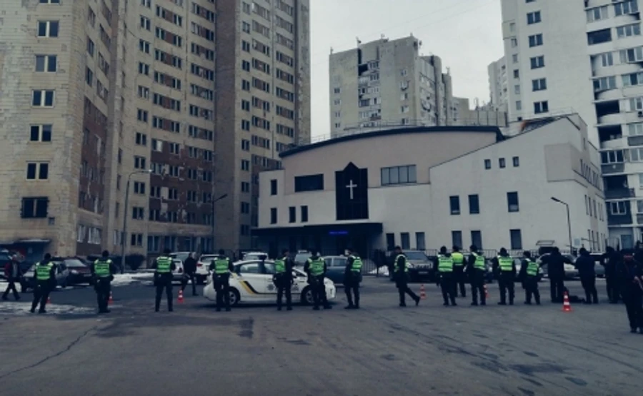 В суді про держзраду Януковича змусили роздягатися жінок: шукали написи