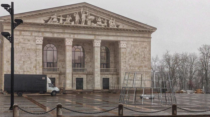 In occupied Mariupol, Russians put up main Christmas tree outside theatre where civilians were killed