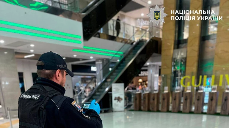 У Києві в ТРЦ Гулівер чоловік впав з 5 поверху і розбився на смерть