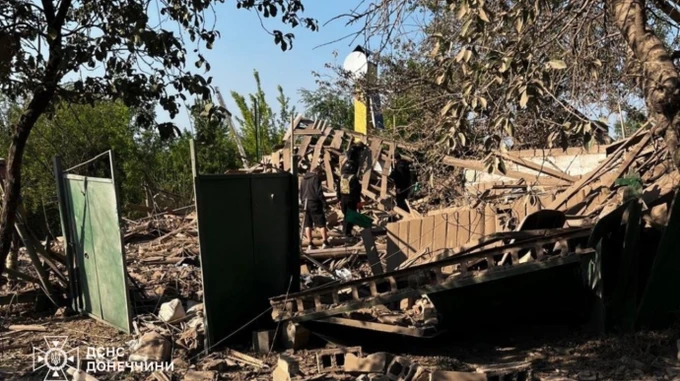 Russians strike Druzhkivka: man's body found under rubble 