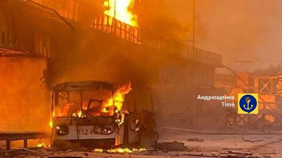 Росія атакувала Дніпровську ГЕС: рух через дамбу перекрили