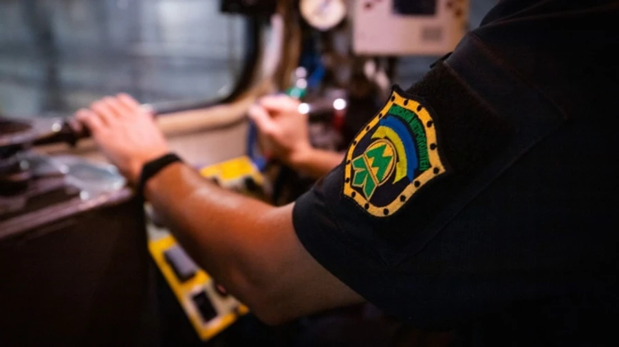 В Киеве на станции метро Крещатик пассажир попал под поезд и погиб