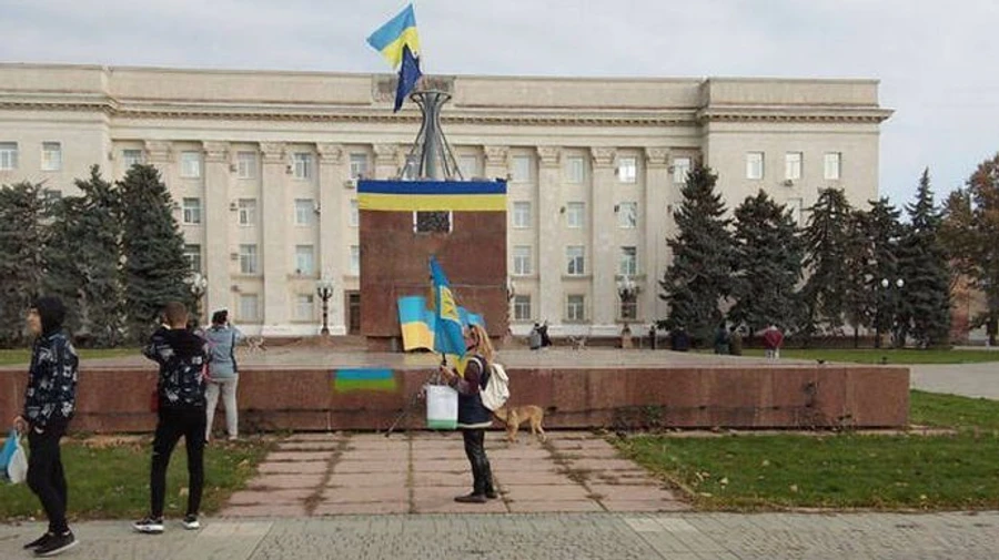 Херсонцы выходят с украинскими флагами встречать ВСУ
