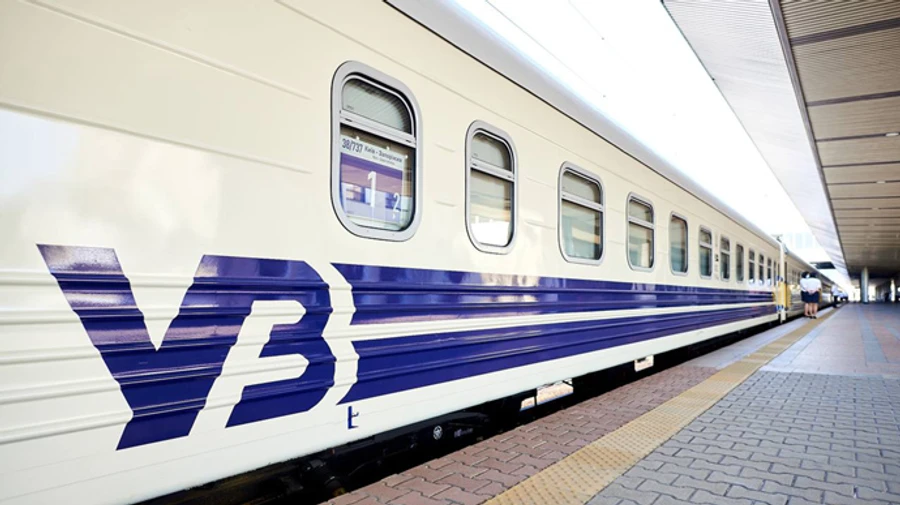 Низка потягів затримуються через негоду