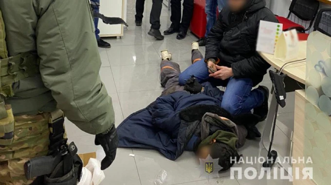 Чоловік захопив заручників у банку в Маріуполі та погрожував підірватися