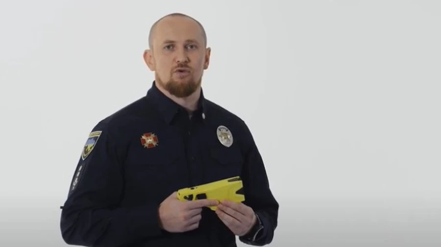 Керівник патрульної поліції випробував на собі дію електрошокера Taser