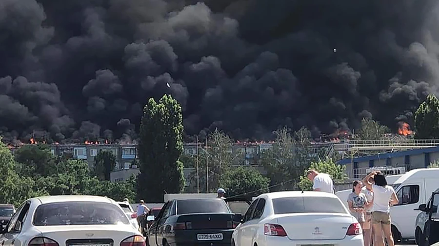 У Новій Каховці горить весь дах багатоповерхівки