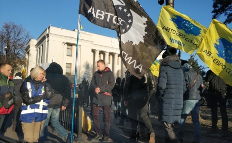 Під Раду приїхали євробляхарі, поліція посилює охорону