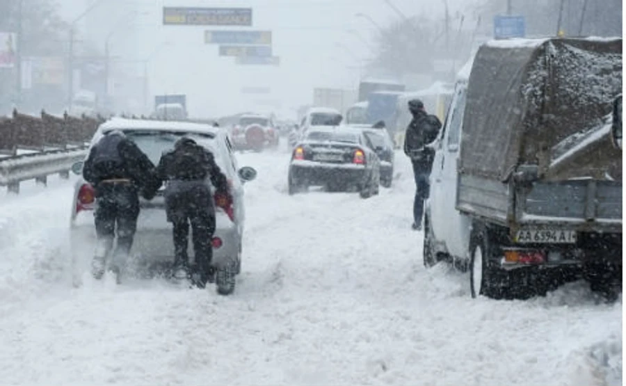 Проїзд на трасі Київ – Одеса обмежили, на решті основних доріг рух вільний
