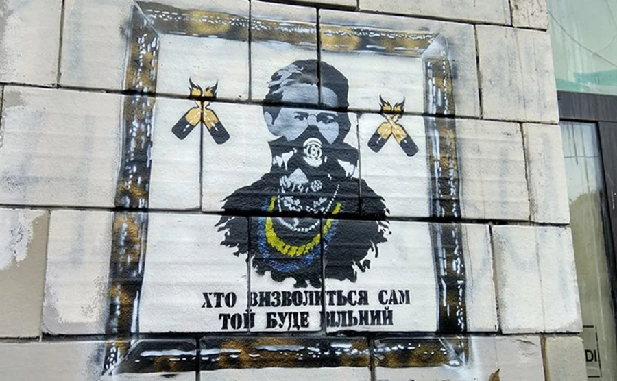 В Киеве на Грушевского восстановили иконы Революции