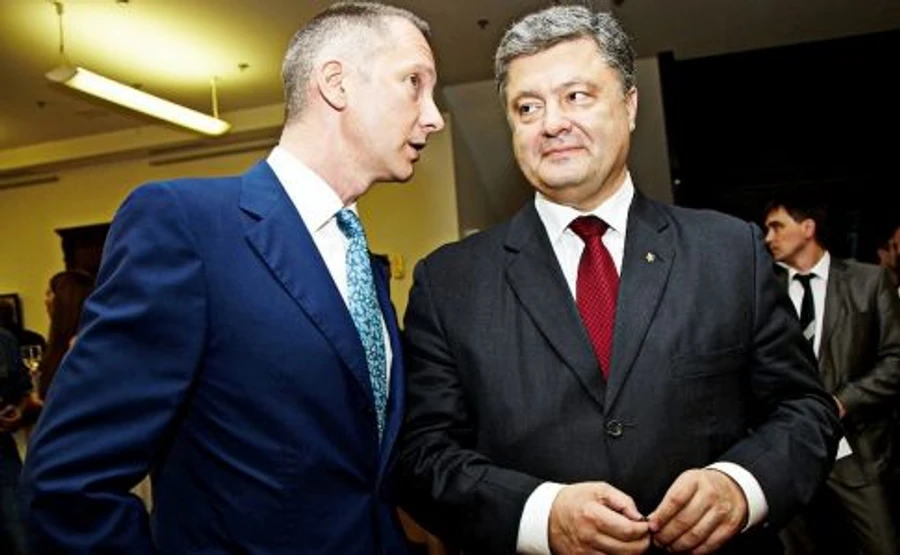 Стали известны зарплаты Порошенко и Ложкина