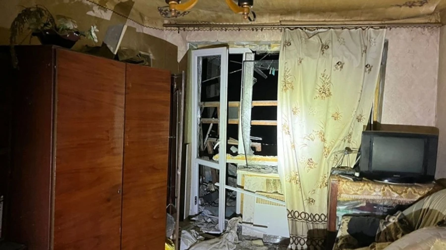 Россияне били по Никопольщине: повредили предприятие, гимназию и многоэтажки