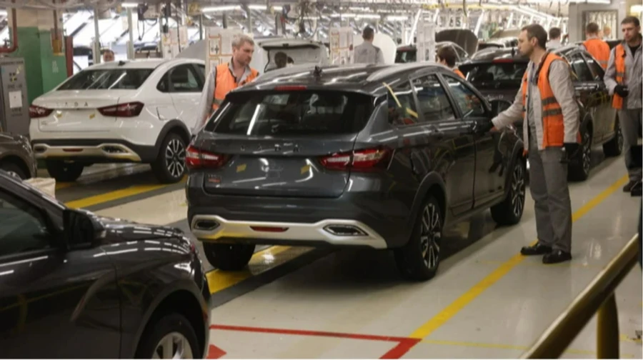 Russia's largest carmaker cuts working week after sales slump