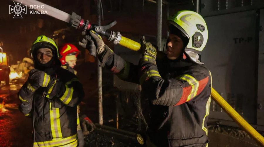ДСНС: Рятувальники ліквідували пожежі в Києві після російського удару минулої ночі
