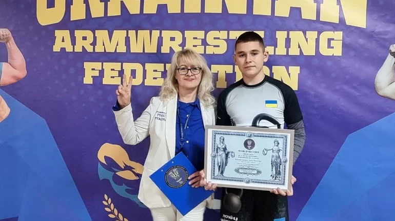 Выталкивал 32 килограмма: 12-летний украинец установил мировой рекорд по гиревому спорту